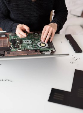 Laptop tamiri. Parçalanmış bilgisayar parçaları. Bilgisayar elektronik bileşenleri. Klavye, hdd, anakart işlemcisinin kapatılması