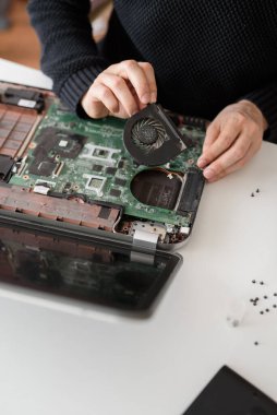 Laptop tamir ediliyor. Bir defteri sökmek ve soğutma sistemini temizlemek. Bilgisayar vantilatöründe toz ve pislik