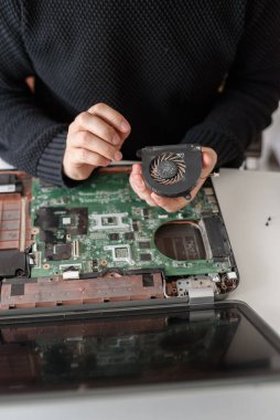Laptop tamir ediliyor. Bir defteri sökmek ve soğutma sistemini temizlemek. Bilgisayar vantilatöründe toz ve pislik