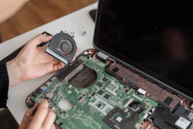Laptop tamir ediliyor. Bir defteri sökmek ve soğutma sistemini temizlemek. Bilgisayar vantilatöründe toz ve pislik