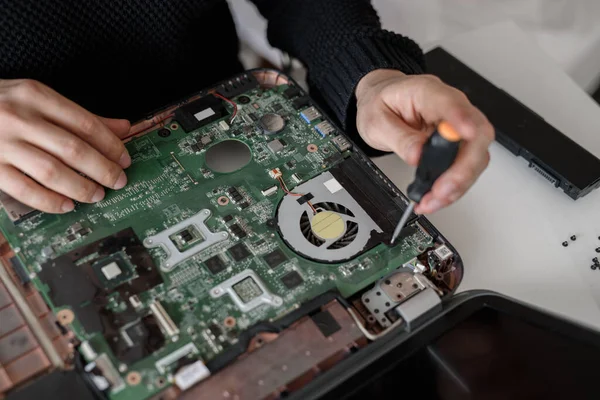 Laptop tamiri. Parçalanmış bilgisayar parçaları. Bilgisayar elektronik bileşenleri. Klavye, hdd, anakart işlemcisinin kapatılması