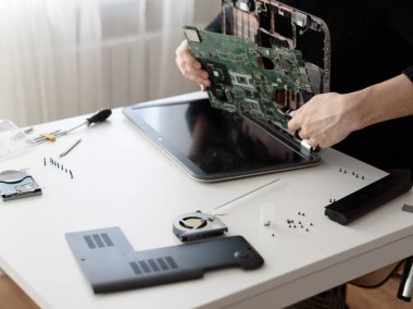 Laptop tamiri. Parçalanmış bilgisayar parçaları. Bilgisayar elektronik bileşenleri. Klavye, hdd, anakart işlemcisinin kapatılması