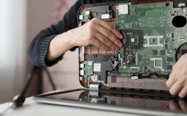 Laptop tamiri. Parçalanmış bilgisayar parçaları. Bilgisayar elektronik bileşenleri. Klavye, hdd, anakart işlemcisinin kapatılması