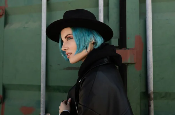 Girl Blue Hair Black Hat Leather Jacket Poses Green Container — Stock Photo, Image