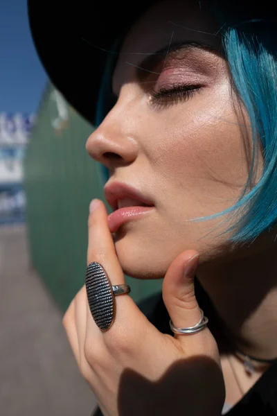 Retrato Cerca Una Chica Con Pelo Azul Sombrero Negro Perfil — Foto de Stock