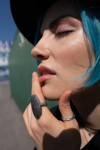 Close Portret Van Een Meisje Met Blauw Haar Een Zwarte — Stockfoto