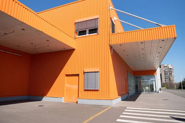 Orange Bangunan Dua Lantai Dengan Trim Logam Stok Foto