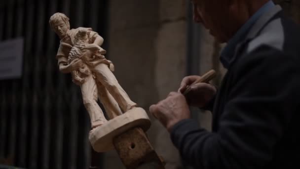 Girona Espanha 2019 Escultor Madeira Esculpiu Uma Estatueta Uma Feira — Vídeo de Stock