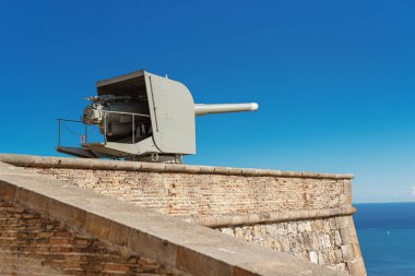 Montjuic 'in kale duvarında top var.