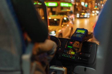 Gece şehir içinden geçen bir otobüsün içinde.