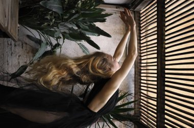 Modern banyoda siyah elbiseli bir kız.