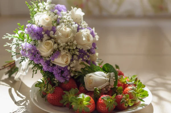 Brautstrauß Mit Reifen Erdbeeren — Stockfoto