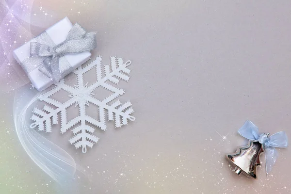 Noel hediye kar taneleri ve Noel ağacı oyuncak ile ayarla