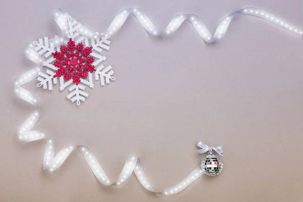 Kar taneleri ve gümüş kurdele ile Noel ayarla