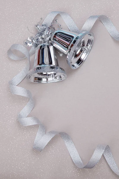 Çan ve gümüş şerit ile Noel ayarla