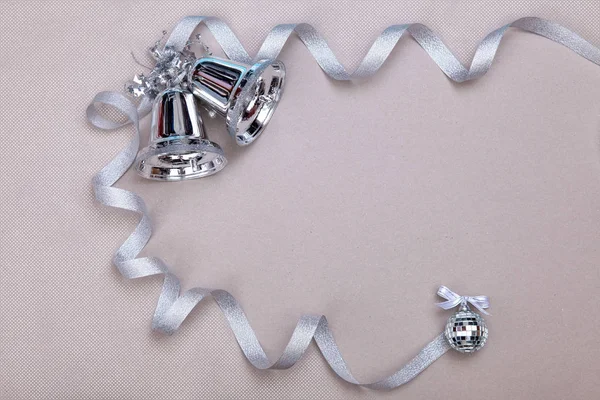 Çan ve gümüş şerit ile Noel ayarla