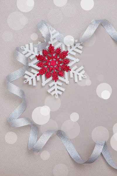 Kar taneleri ve gümüş kurdele ile Noel ayarla