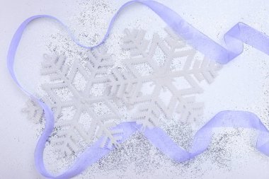 Kar taneleri ve gümüş kurdele ile Noel ayarla