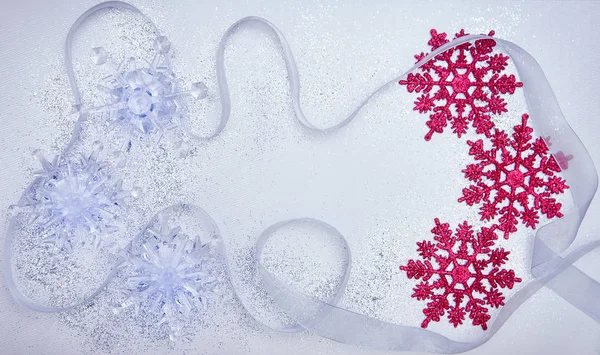 Kar taneleri ve gümüş kurdele ile Noel ayarla