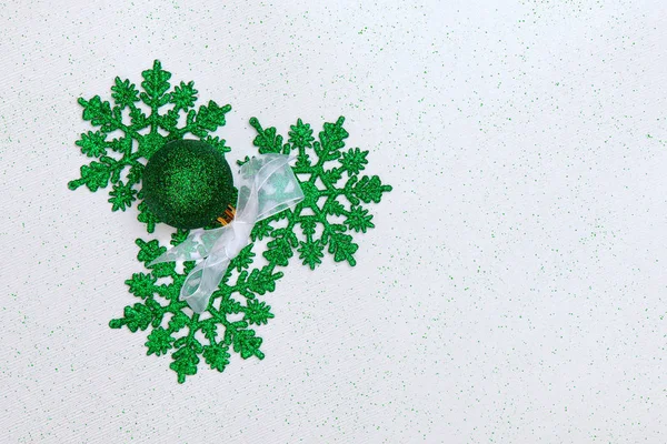 Yeşil Noel topları ve kar taneleri ile Noel ayarla