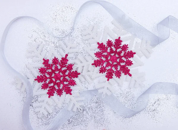 Kar taneleri ve gümüş kurdele ile Noel ayarla