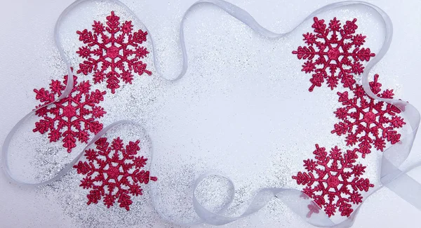 Kar taneleri ve gümüş kurdele ile Noel ayarla