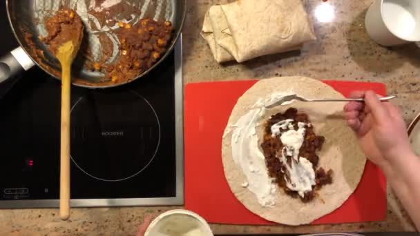 Madártávlat Tortillák Készítésének Időeltolódása Guacamoléval Babbal Paradicsommal Majonézzel Stb — Stock videók