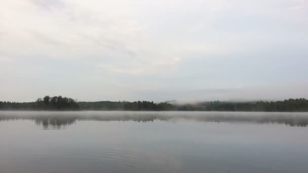 Morgens Schweden Weht Nebel Über Dem See Und Fischer Versuchen — Stockvideo