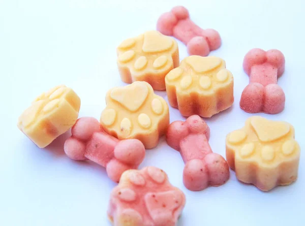 DIY soğuk renkli donmuş yoğurt köpek ödülleri sade beyaz arka planda.