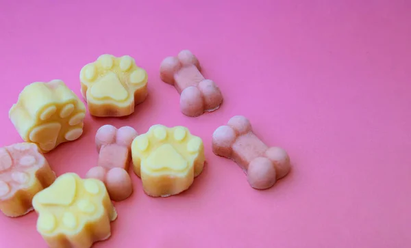 Ev yapımı diy meyvesi ve donmuş yoğurt sosisi. Fotokopi alanı ve pembe arka planlı sıcak yaz için..