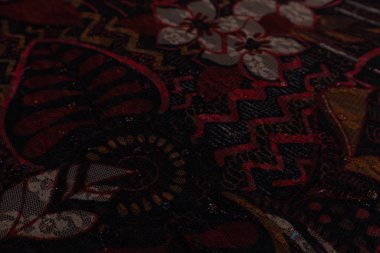 Çiçek desenli ve tekstil desenli kumaşın yakın çekim açısı