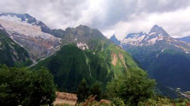 Dombai 'deki yeşil dağ Karachay-Çerkessia Rusya
