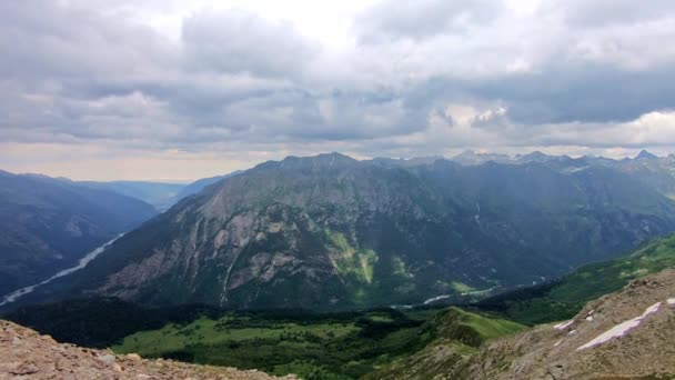 Πράσινο βουνό στο Dombai στο karachay-cherkessia της Ρωσίας — Αρχείο Βίντεο