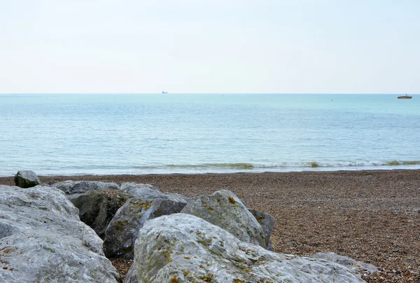 Playa de rocas y tejas, Lancing, Inglaterra — Foto de Stock