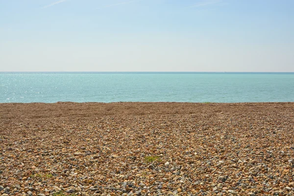 Kamienista plaża i morze, Worthing, Wielka Brytania — Zdjęcie stockowe