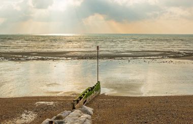 Plaj ve deniz Worthing, Sussex, İngiltere