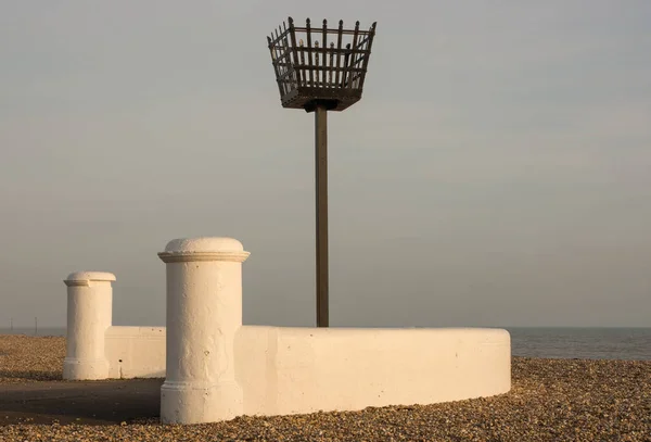 Staré výstražný maják na Bognor Regis, Anglie — Stock fotografie