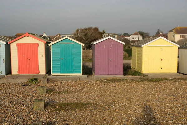 Cabanas de praia em Ferring, Sussex, Inglaterra — Fotografia de Stock