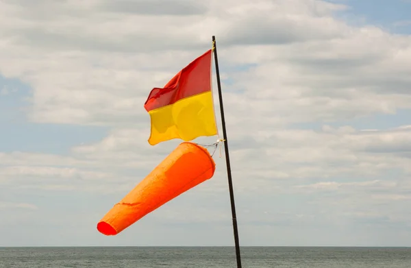 Lifeguard flagga med windsock på stranden i Brighton, East Sussex, — Stockfoto