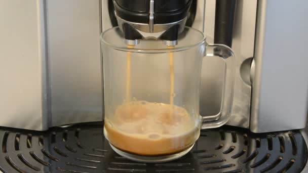 Tasse de café étant faite par la machine — Video