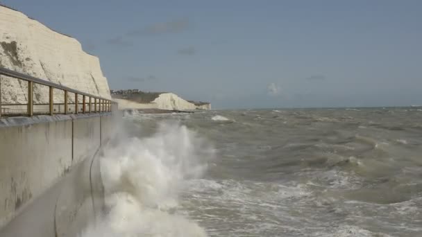 Rozbouřeném moři s vlnami zasáhnout stěnu v Brighton, Anglie — Stock video