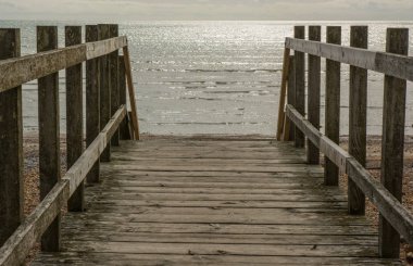 Tahta üzerine plaj Worthing, Sussex, İngiltere