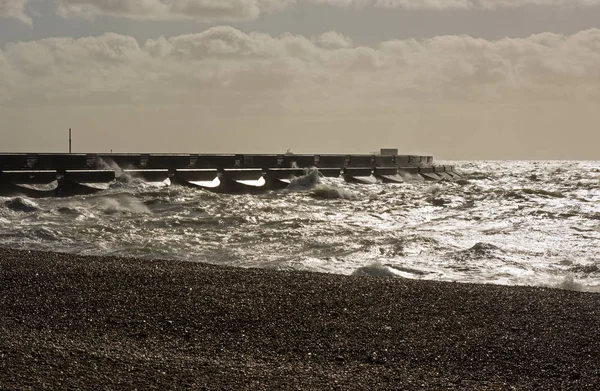 Stürmische See am Hafen von Brighton, England — Stockfoto