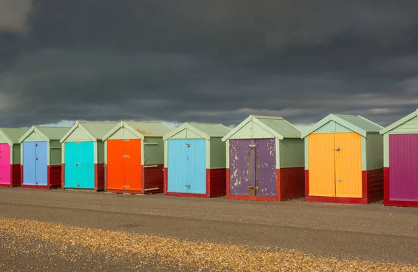 Plážové chatky na nábřeží v Brightonu. Anglie — Stock fotografie