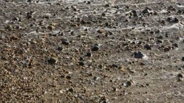 Küçük dalgalar Shingle plaj üzerine kırma