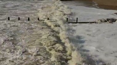 Küçük dalgalar Shingle plaj üzerine kırma