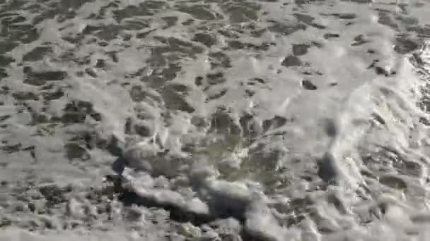 小さな波が砂利浜に — ストック動画