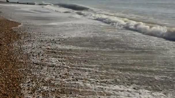 Pequenas Ondas Quebrando Praia Telha — Vídeo de Stock