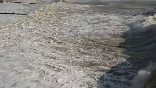 Kleine Wellen Brechen Auf Kiesstrand — Stockvideo