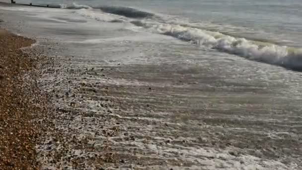 Piccole Onde Che Infrangono Sulla Spiaggia Ghiaia Sabbia — Video Stock